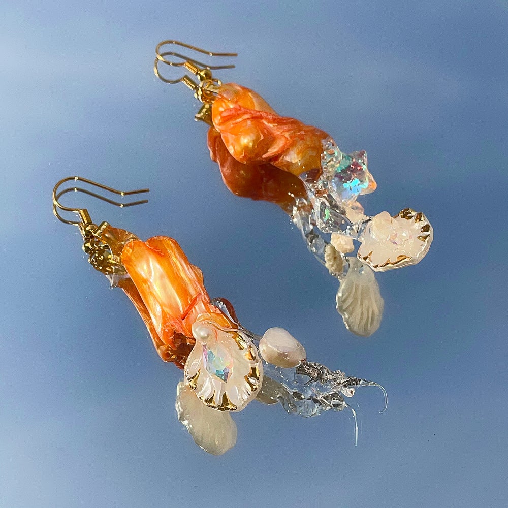 fluctuative shell earrings